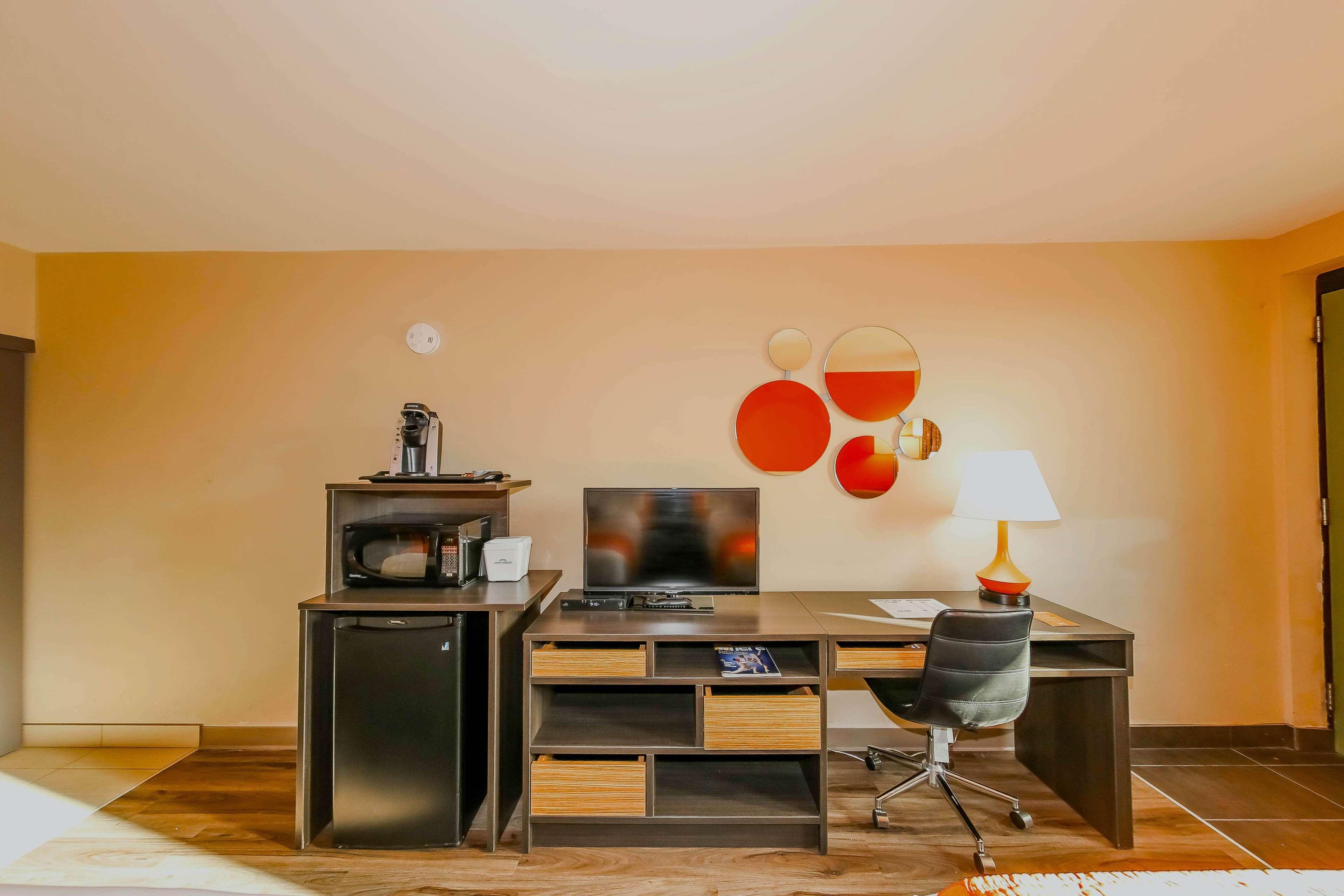 Howard Johnson By Wyndham Winnipeg West Zewnętrze zdjęcie
