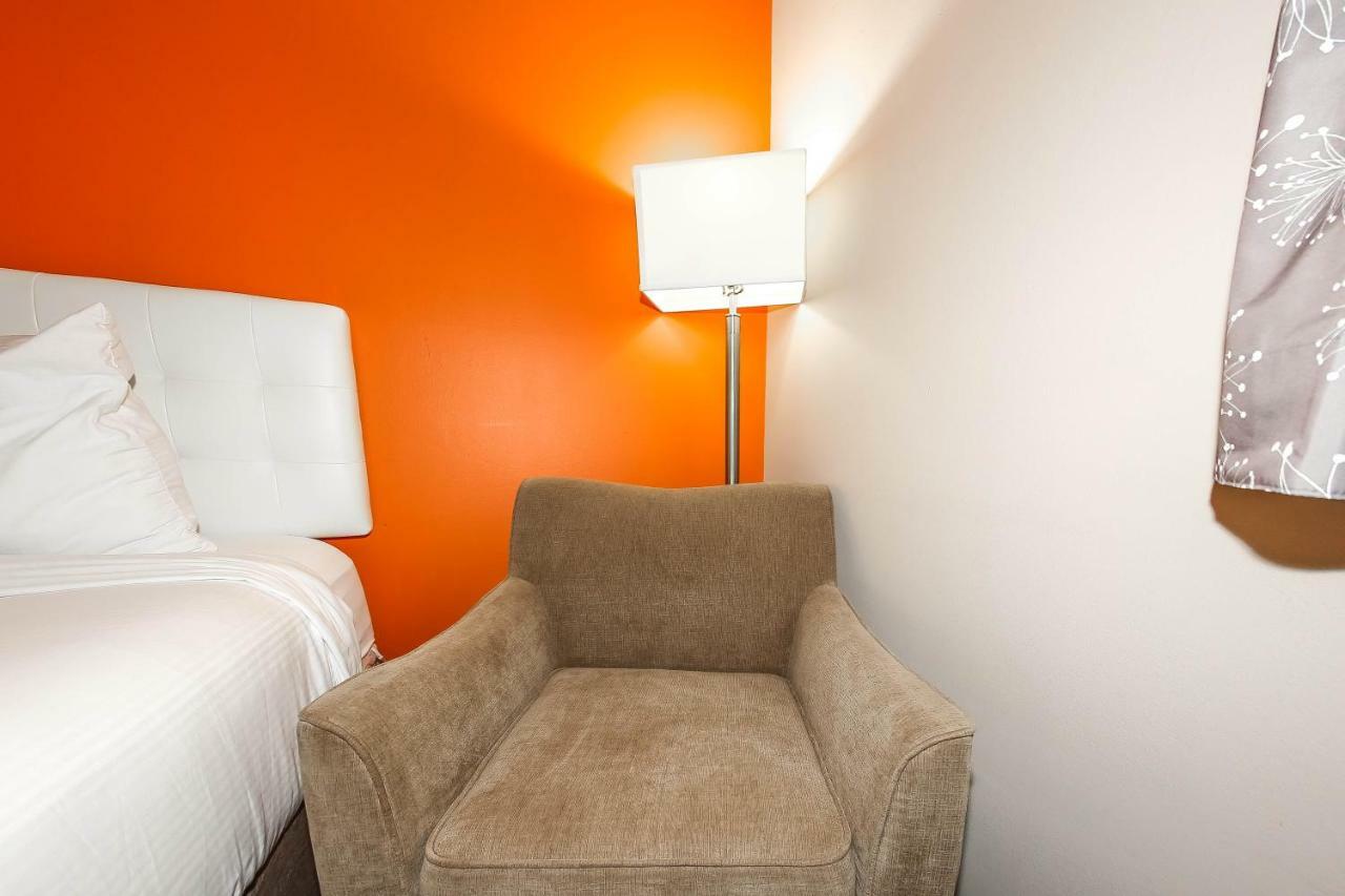 Howard Johnson By Wyndham Winnipeg West Zewnętrze zdjęcie